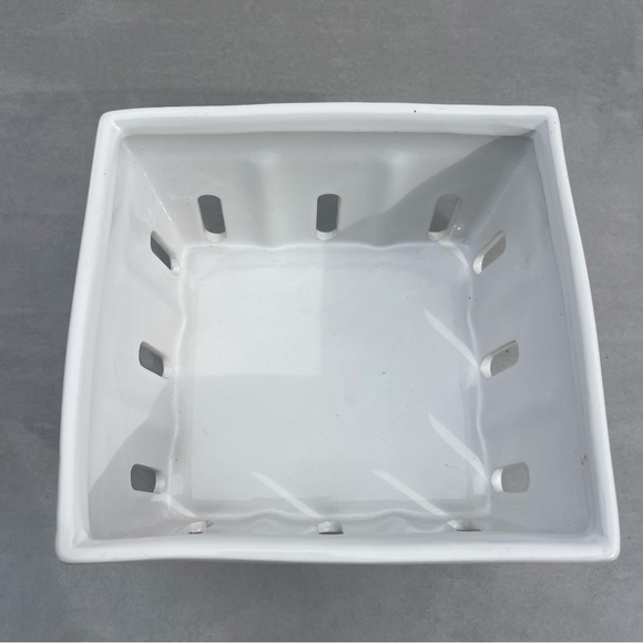 Porcelain Berry Basket - Picture 4 of 7